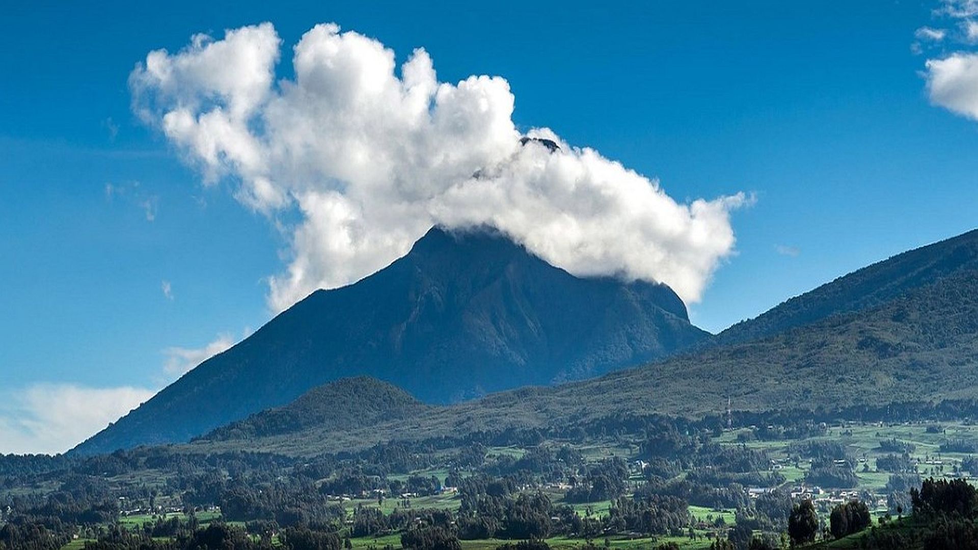 beautiful scenic view o Volcanoes National Park